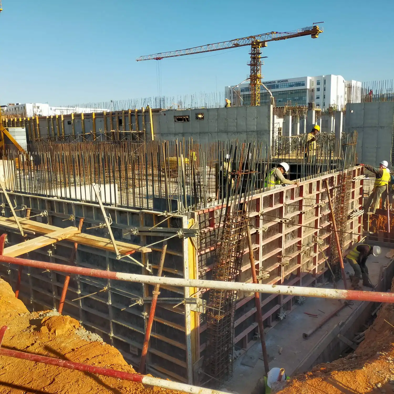 Un chantier de construction avec des armatures en acier et des coffrages