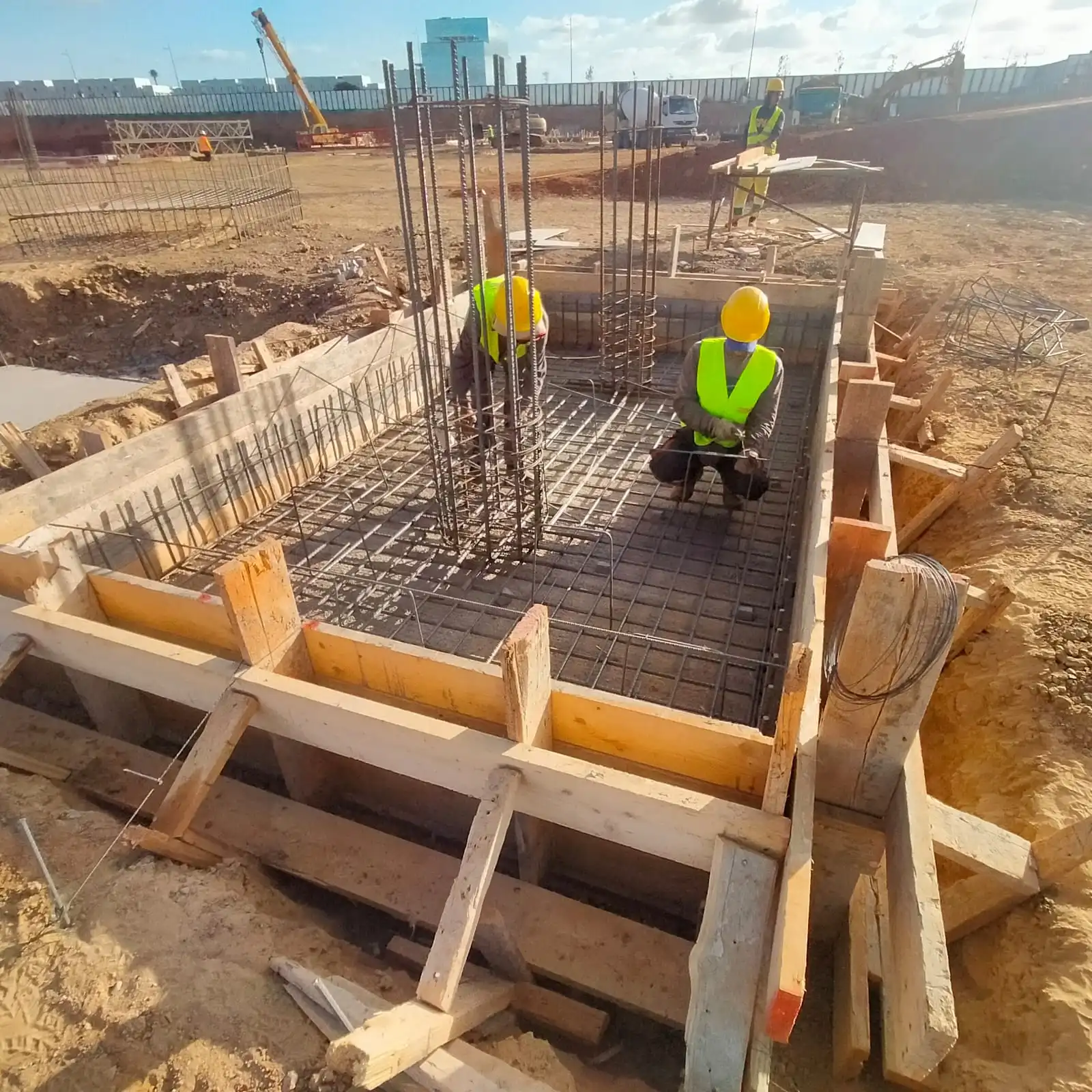 Chantier et ouvriers du projet de construction de l'hopital